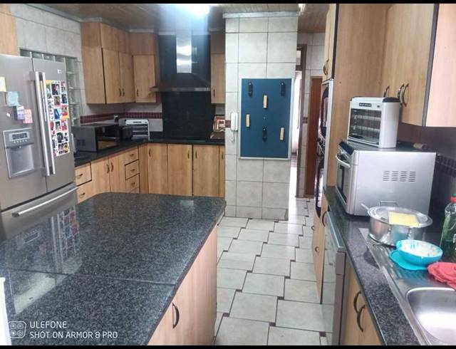 4 BEDROOM HOUSE FOR SALE IN MACKENZIE PARK